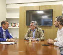 Alberto Fernánde recibió, junto a Santiago Cafiero, al gobernador de Neuquén Omar Gutiérrez (Fuente: NA) (Fuente: NA) (Fuente: NA)