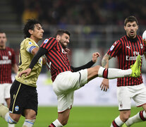 Musacchio pelea la pelota. Ganó el Milan. (Fuente: AFP) (Fuente: AFP) (Fuente: AFP)