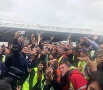 Cristina Kirchner fue ovacionada por los trabajadores en Ezeiza antes de viajar a Cuba.