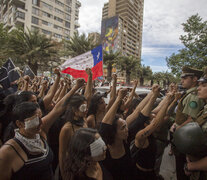  “Mujeres de luto” caminó en absoluto silencio desde la estación Salvador hasta el Palacio de la Moneda. (Fuente: AFP) (Fuente: AFP) (Fuente: AFP)