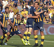 La goleada de Central empezó temprano ayer en el Gigante y fue disipando el clima en el estadio. (Fuente: Sebastián Granata) (Fuente: Sebastián Granata) (Fuente: Sebastián Granata)