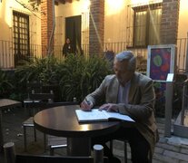 Fernández firmando el libro de visitas de la casa de Frida Kahlo.