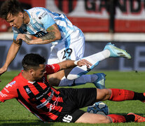 Abero va fuerte ante Reniero. Racing Club no pudo con Patronato e igualó 1-1. (Fuente: Fotobaires) (Fuente: Fotobaires) (Fuente: Fotobaires)