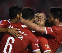 Los jugadores de Independiente abrazan a su goleador Romero. (Fuente: Télam) (Fuente: Télam) (Fuente: Télam)