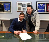 Sala, cuando firmó el contrato con Cardiff.