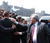 Un grupo de argentinos esperaron al presidente electo en el Palacio Nacional. (Fuente: EFE) (Fuente: EFE) (Fuente: EFE)