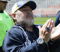 Diego Maradona, DT de Gimnasia y Esgrima La Plata. (Fuente: Fotobaires) (Fuente: Fotobaires) (Fuente: Fotobaires)