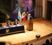 El presidente electo Alberto Fernández frente a estudiantes de la UNAM.