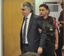 Ricardo Russo es trasladado por la policía al finalizar el juicio. (Fuente: Télam) (Fuente: Télam) (Fuente: Télam)