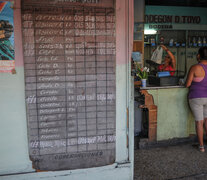 En este local de La Habana se ve la lista de productos de racionamiento.   (Fuente: AFP) (Fuente: AFP) (Fuente: AFP)