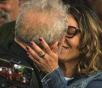 Lula besó a su novia Rosángela, con la que prometió casarse. (Fuente: AFP) (Fuente: AFP) (Fuente: AFP)