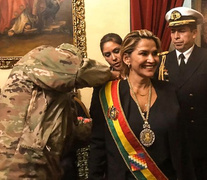 Un militar le coloca la banda presidencial a Añez,  autoproclamada presidenta sin quórum en el Congreso boliviano. (Fuente: EFE) (Fuente: EFE) (Fuente: EFE)