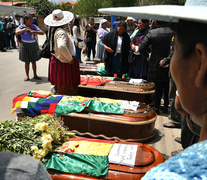 En Cochabamba, ciudadanos rodean los féretros de los muertos en la represión de Sacaba. (Fuente: AFP) (Fuente: AFP) (Fuente: AFP)