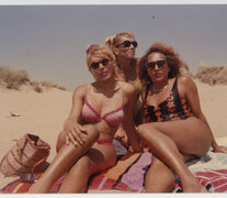 Carla Pericles y amigas en el mar (Fuente: Archivo de la Memoria Trans) (Fuente: Archivo de la Memoria Trans) (Fuente: Archivo de la Memoria Trans)