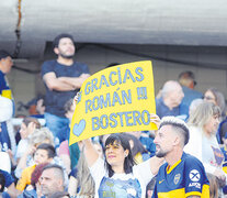 Los carteles que aparecieron en el estadio a favor de Juan Román Riquelme. (Fuente: Julio Martín Mancini) (Fuente: Julio Martín Mancini) (Fuente: Julio Martín Mancini)