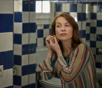 El personaje de Huppert convoca a familia y amigos para una despedida. 