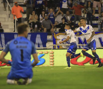 Almada festeja el primer gol de Vélez Sarsfield. (Fuente: NA) (Fuente: NA) (Fuente: NA)