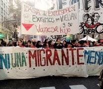 Mujeres migrantes en la marcha del 3J contra la expulsión arbitraria de Vanesa Gómez y su hijo en febrero de este año.