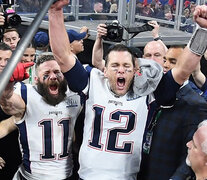 Tom Brady, junto con el receptor Julian Edelman, en el festejo del Superbowl del año pasado. (Fuente: AFP) (Fuente: AFP) (Fuente: AFP)