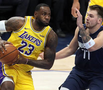 El veterano LeBron James y el veinteañero Luka Doncic, dos de los mejores de la NBA. (Fuente: AFP) (Fuente: AFP) (Fuente: AFP)