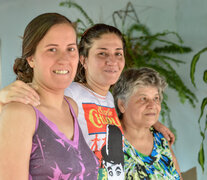 Cristina, al centro, y el reencuentro con las mujeres de su familia el día que la liberaron. (Fuente: Marcos Otaño) (Fuente: Marcos Otaño) (Fuente: Marcos Otaño)