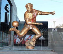 La estatua de Angel Labruna, en la puerta del Museo de River. (Fuente: Prensa RIver Plate) (Fuente: Prensa RIver Plate) (Fuente: Prensa RIver Plate)