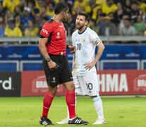 Cara a cara de Lionel Messi con Roddy Zambrano. (Fuente: Fotobaires) (Fuente: Fotobaires) (Fuente: Fotobaires)