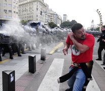 La Policía reprimió con gases lacrimógenos a los manifestantes que intentaban instalar carpas. (Fuente: Alejandro Leiva) (Fuente: Alejandro Leiva) (Fuente: Alejandro Leiva)