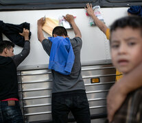 Migrantes requisados y detenidos por la patrulla fronteriza estadounidense en Los Ebanos, Texas. (Fuente: AFP) (Fuente: AFP) (Fuente: AFP)