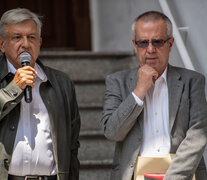 López Obrador habla junto a su entonces colaborador cercano Urzúa en julio del año pasado. (Fuente: AFP) (Fuente: AFP) (Fuente: AFP)
