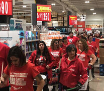 Empleados protestan y exigen aumentos salariales en un Walmart chileno.