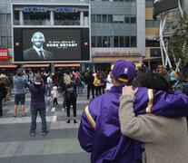 Los fanáticos de Los Lakers lloran a Kobe Bryant en las afueras del Staples Center. (Fuente: EFE) (Fuente: EFE) (Fuente: EFE)