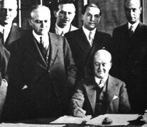 Los protagonistas de la firma del Pacto Roca (firmando)-Runciman