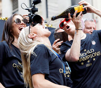 Megan Rapinoe, botella en mano, festeja la obtención del Campeonato Mundial ya en Nueva York. (Fuente: EFE) (Fuente: EFE) (Fuente: EFE)