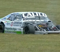 El auto de Ghirardi tras el accidente, con la bandera en su parte trasera. (Fuente: Captura de TV) (Fuente: Captura de TV) (Fuente: Captura de TV)
