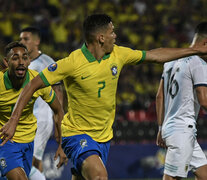 Paulinho, de 19 años, festeja el 1-0 que abrió el camino a la goleada de Brasil en Bucaramanga. (Fuente: AFP) (Fuente: AFP) (Fuente: AFP)