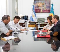 Axel Kicillof con los ministros Berni y Frederic en su despacho en La Plata.