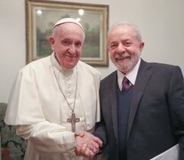 El papa y Lula se dan la ma no durante la visita al Vaticano del ex presidente de Brasil. (Fuente: EFE) (Fuente: EFE) (Fuente: EFE)