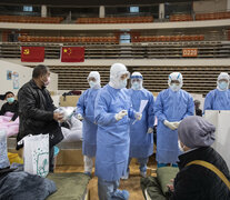 El personal de salud atiende a los pacientes en el nuevo hospital de Wuhan. (Fuente: EFE) (Fuente: EFE) (Fuente: EFE)