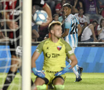 Zaracho festeja su gol ante la impotencia de Burián. Racing igualó 1-1 con Colón. (Fuente: Fotobaires) (Fuente: Fotobaires) (Fuente: Fotobaires)