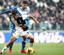 Dybala protege la pelota ante un rival. Ganó Juventus y sigue arriba en el Calcio. (Fuente: AFP) (Fuente: AFP) (Fuente: AFP)
