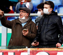 Hinchas con barbijos en la goleda de Roma ante Lecce. (Fuente: EFE) (Fuente: EFE) (Fuente: EFE)