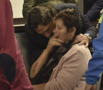 El gobernador salteño Gustavo Sáenz saluda a la mujer abusada y madre del niño asesinado. (Fuente: NA) (Fuente: NA) (Fuente: NA)
