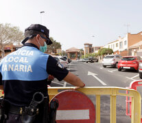 Un policía controla el vallado que aísla el hotel. (Fuente: EFE) (Fuente: EFE) (Fuente: EFE)