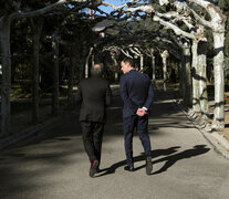 Quim y Sánchez pasean por los jardines del palacio de La Moncloa. (Fuente: EFE) (Fuente: EFE) (Fuente: EFE)