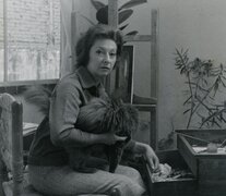 Remedios Varo en su estuidio con su gato Pituso y en el fondo el óleo Despedida. ca. 1957-58, por Kati Horna (Fuente: Kati Horna) (Fuente: Kati Horna) (Fuente: Kati Horna)