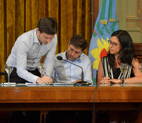Costa firma ante la mirada de Kicillof y Paula Español. (Fuente: NA) (Fuente: NA) (Fuente: NA)