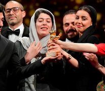 El equipo de la película iraní festeja el Oso de Oro en el Berlinale Palast.  (Fuente: AFP) (Fuente: AFP) (Fuente: AFP)