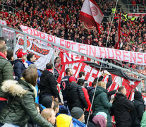 La bandera contra Hopp, el dirigente que quiere cambiar las leyes de la Bundesliga. (Fuente: AFP) (Fuente: AFP) (Fuente: AFP)