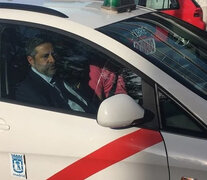 Angelici, presidente de Boca, arribó a la audiencia en un taxi con la banda roja y fue blanco de burlas en las redes sociales.